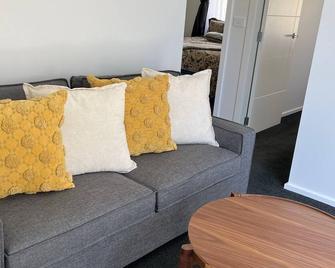 Self-contained nice 2 bedroom flat with own kitchenette, bathroom and entrance. - Porirua - Wohnzimmer