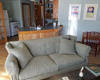 Calamity Jane's Hideaway 1-Bedroom, 1-Bath, Huge Deck, Close to Main Street - Challis - Sala de estar