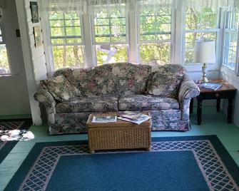 Quaint East Marion Cottage - East Marion - Living room