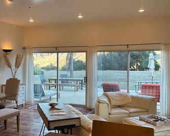 Ojai’s Sage Ranch Villa - Ojai - Living room
