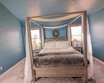 Mountain home near cycling, skiing, hiking, and businesses - Highland - Bedroom
