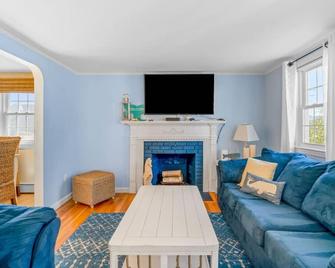 Charming House by the Beach with Patio Grill and FirePit - Yarmouth - Pokój dzienny