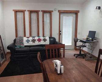 Studio in Pahrump | Death Valley NP - Pahrump - Living room