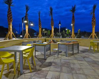 Home2 Suites by Hilton Orlando at FLAMINGO CROSSINGS - Bay Lake - Balcony