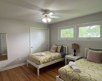 Bonnie On Clyde, Whole house in beautiful neighborhood with private garden patio - Jacksonville - Bedroom