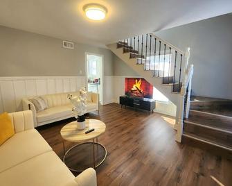 Crestwood Gem! Family and pets friendly 3-bedroom house with WiFi, AC - Crestwood - Living room