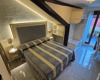 فندق تيفولي - البندقية - غرفة نوم