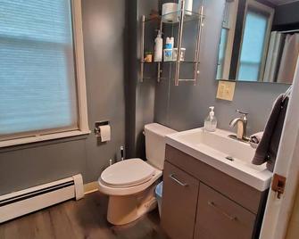 Comfy studio apartment on 2nd floor, pet friendly - اوبورن (نيويورك)