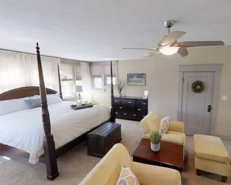Beautiful Craftsman home near C-Street for you and your pets! - Springfield - Bedroom