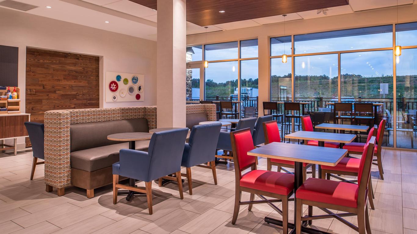 Holiday Inn Express & Suites Farmville