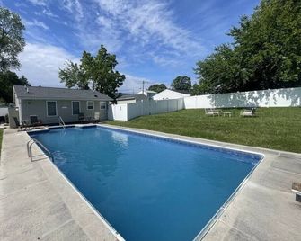 Cozy Pool & Hot Tub Retreat by Casino - Charles Town