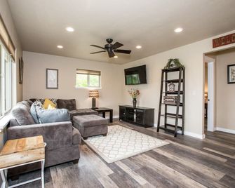 Newly Remodeled 2BD 1BA Home in Kalispell! Close to Glacier, Whitefish and more. - Kalispell - Sala de estar