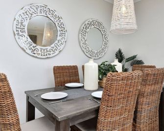 Villa Oceania at Caves Beach Villas - Caves Beach - Eetruimte