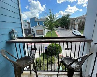 5 minutes to downtown, 10 min to airport. Perfect for couple's retreat - Austin - Balcón