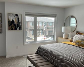 You have found your luxurious temporary home only minutes from Niagara Falls - Pelham - Habitación