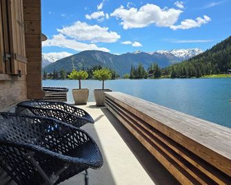 Waterfront chalet / villa with breathtaking views of the lake and mountains - Orsières - Balcon