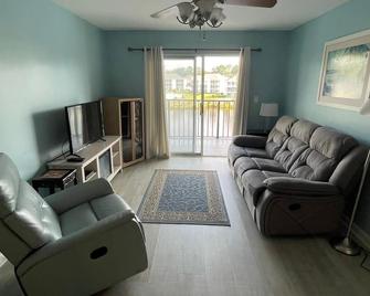Waterway Front 2br 2ba Furn Condo 90-365 Nights Pool Dock Boat Ramp Elevators - Socastee - Living room