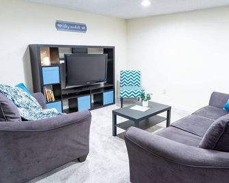 Spacious Guest Suite With Private Entrance, Hot Tub, 2 Bedrooms, 1 Bath - Littleton - Sala de estar