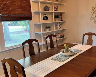 Clean Comfortable Corner Home in Colonial Capital of New Bern - New Bern - Essbereich