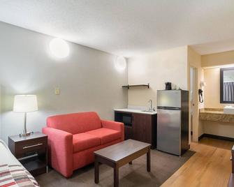 Travelodge by Wyndham Peoria - Peoria - Wohnzimmer