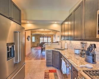 7984 Pet-Friendly Townhome with Grill! - Salida - Kitchen