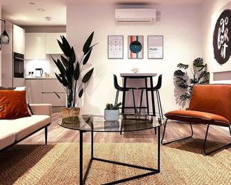 Luxe London Pad with Free Parking - Brentford - Living room