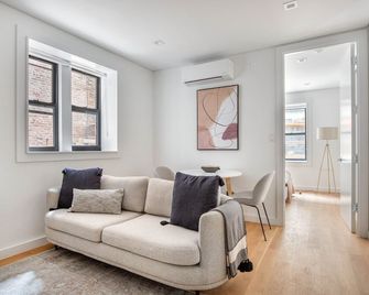 Inviting SoHo 1BR w/ Outdoor Space & In-Unit W/D, by Blueground - New York - Living room