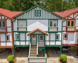 'Taste Of Wine' On The Chattahoochee River - with Hot Tub - Downtown Helen. - Helen - Edificio