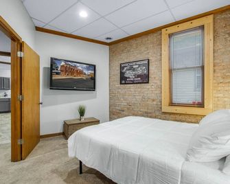 15 Min from Campus! Large 4BR Perfect for Groups! - Mishawaka - Bedroom