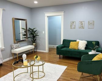 Quiet Neighborhood-5BR near Big E, Mass Mutual, Six flags - Springfield - Living room