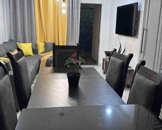 Private Gletwyn Guesthouse w/In-Stay Cleaning Services. Family/Child friendly. - Harare - Dining room