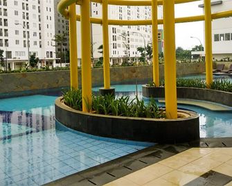 Gorgeous and Cozy 2BR at Bassura City Apartment - Yakarta - Piscina