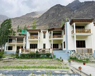 Hotel The Milky Way - Hundar - Building