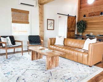 Lakeside Cabin - Serene Retreat with Lake Monroe Views and Wraparound Deck in Brown County - Nashville - Living room