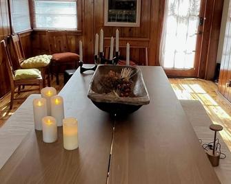 The Goldfinch Cottage Mid-Century 3-bd retreat in lakeside Miller Beach WiFi, AC - Gary