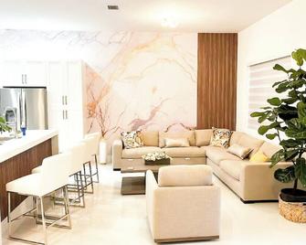 The Cozy Palm House - Homestead - Living room