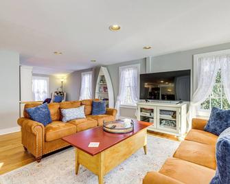 3 Mi to Dtwn Mystic Getaway with Deck and Grill! - Mystic - Living room