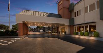 SureStay Plus Hotel by Best Western Lawton - Lawton - Building