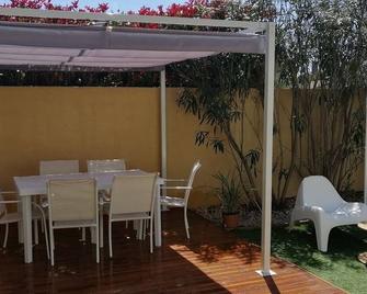 Comfortable F2 ground floor with garden and parking. - La Crau - Patio