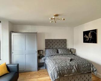 Cosy London Apartment - London - Bedroom