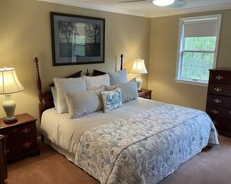 Roomy 2 Bedroom Apt. w/en Suite BA, Private Entry & Parking, Tennis Court - Bethesda - Bedroom