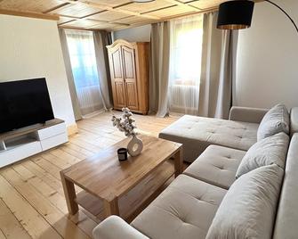 Helle gemütliche Ferienwohnung in Schwarzwaldhof - Ibach - Sala de estar