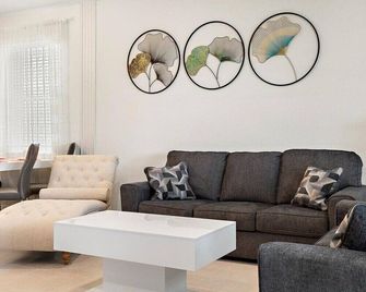 Brand New 7BR in Windsor Island - Davenport - Living room