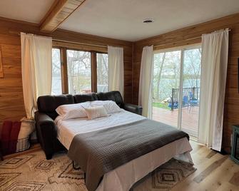 Sunset Haven located within 45min of the Twin Cities and right on the lake! - Center City - Bedroom