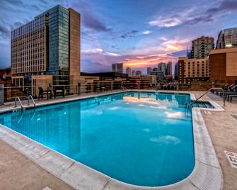 Hilton Garden Inn Nashville Downtown Convention Center - נאשוויל - בריכה