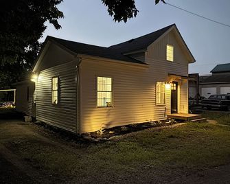 Modern Farmhouse in Ross Township - Fairfield - Building