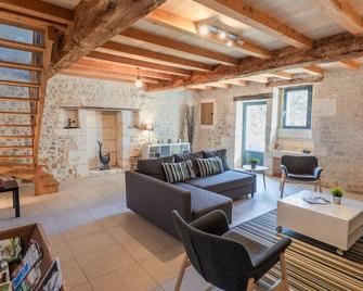 Les Ecures 1 - Champagne-et-Fontaine - Sala de estar