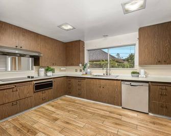 Cozy fireside retreat suite - Pasadena - Kitchen