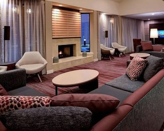 Explore Kansas City! Pet-friendly, Parking, Short Drive to Arrowhead Stadium! - Kansas City - Lounge