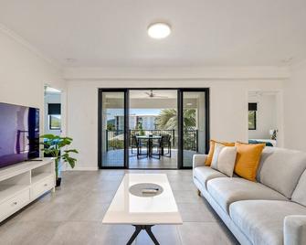 The Vibrant Tropics - Cairns' Palm-lined Paradise - Cairns - Living room